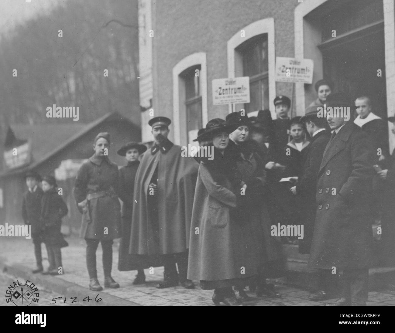 Civili di fronte a un posto elettorale durante il primo dopoguerra in Germania; Montabaur Germany ca. 1919 Foto Stock