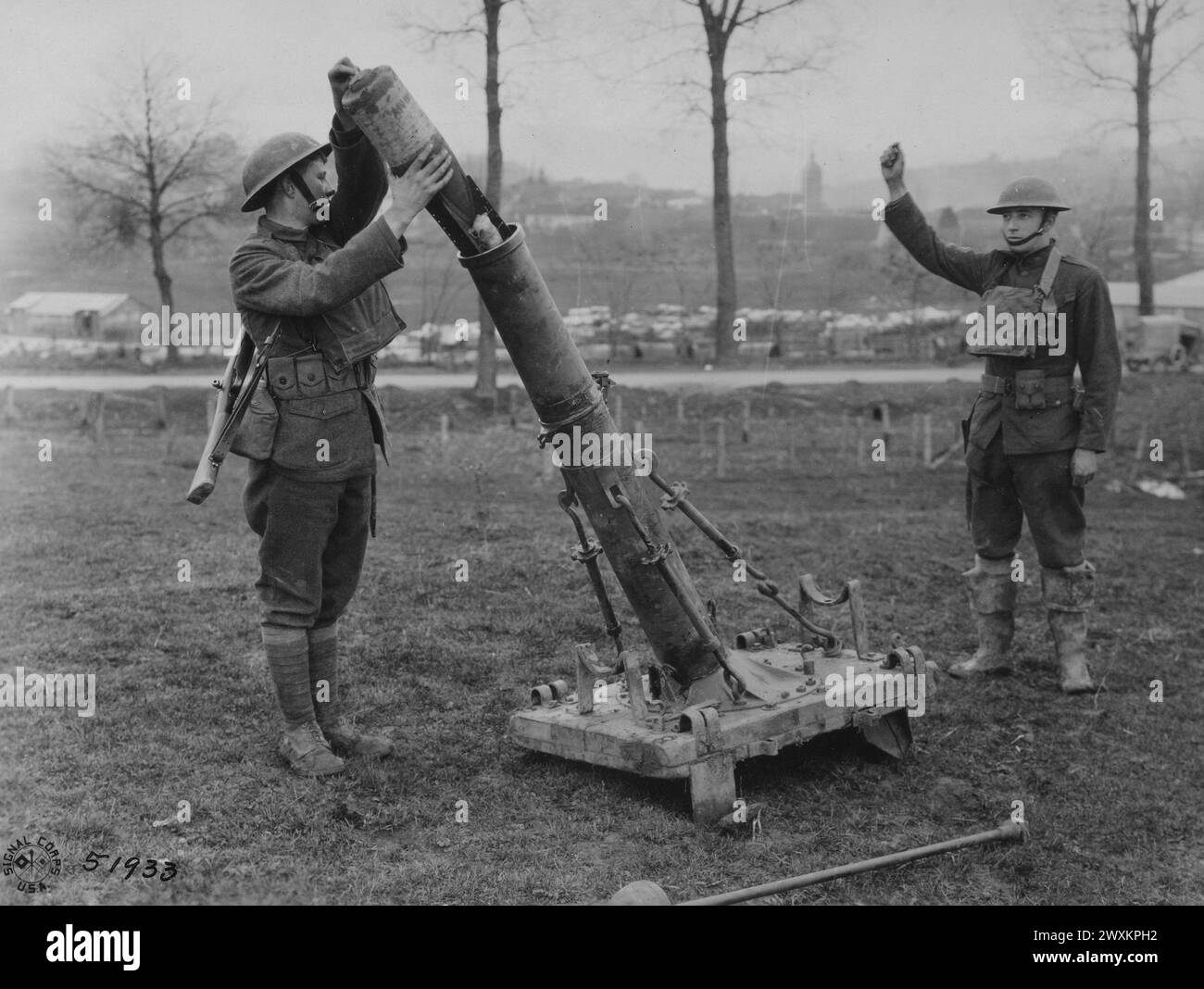 I soldati prepararono un mortaio Newton Trench da 6 pollici a Vitrey, Francia, CA. 1919 Foto Stock