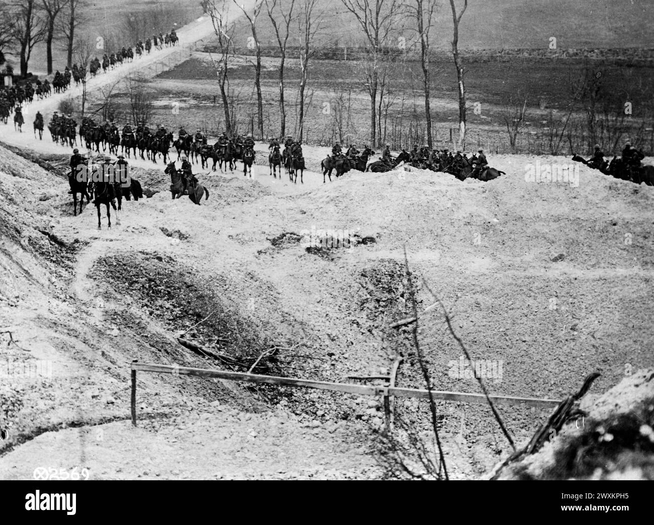 (Didascalia originale) cavalleria inglese nella campagna francese ca. 1918-1919 Foto Stock