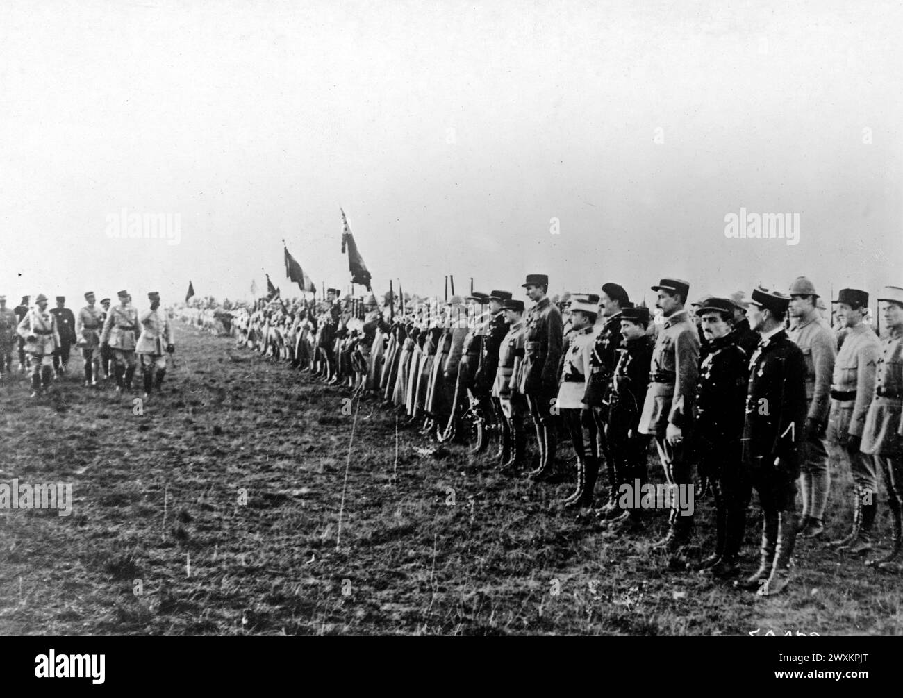 Gli aviatori francesi sono stati esaminati dal generale Petain in apprezzamento del loro eroico lavoro. Foto scattata in Belgio ca. 1916-1919 Foto Stock
