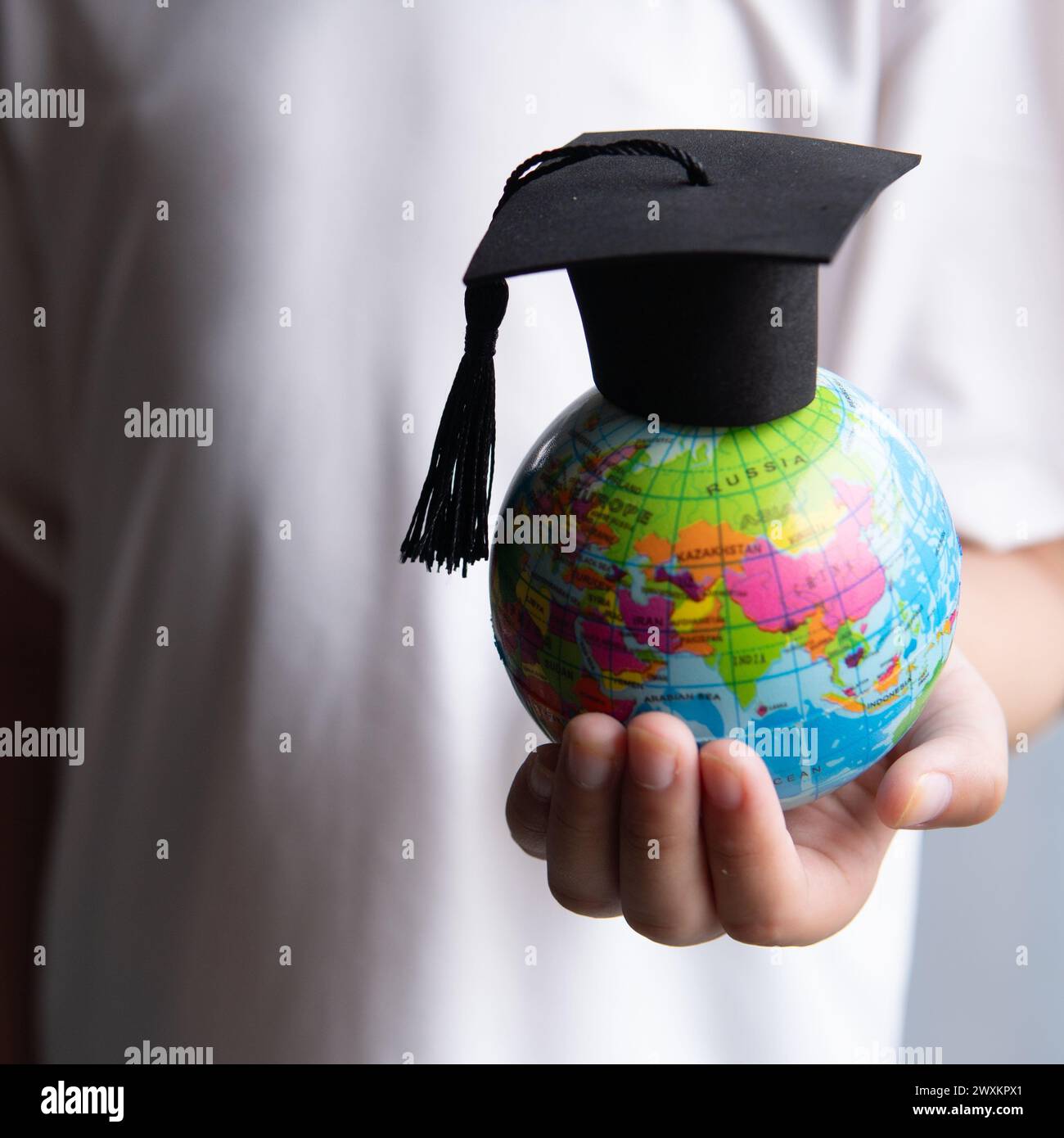 Immagine ravvicinata del globo con cappuccio graduato. Istruzione, studio all'estero concetto. Foto Stock