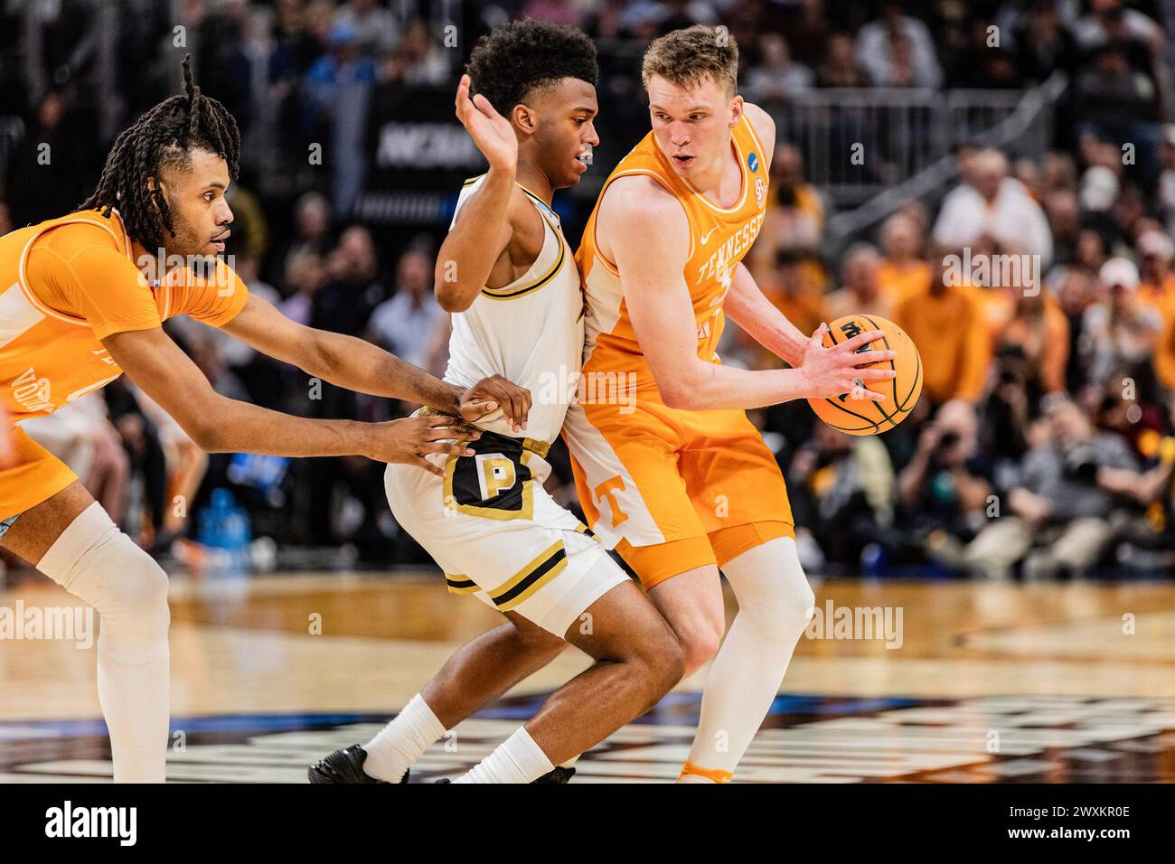 Detroit, Stati Uniti. 31 marzo 2024. Dalton Knecht (R) dei Tennessee Volunteers in azione contro Myles Colvin (L) dei Purdue Boilermakers nell'Elite Eight round del Torneo di pallacanestro maschile NCAA alla Little Caesars Arena. Punteggio finale; Purdue 72-66 Tennessee. Credito: SOPA Images Limited/Alamy Live News Foto Stock