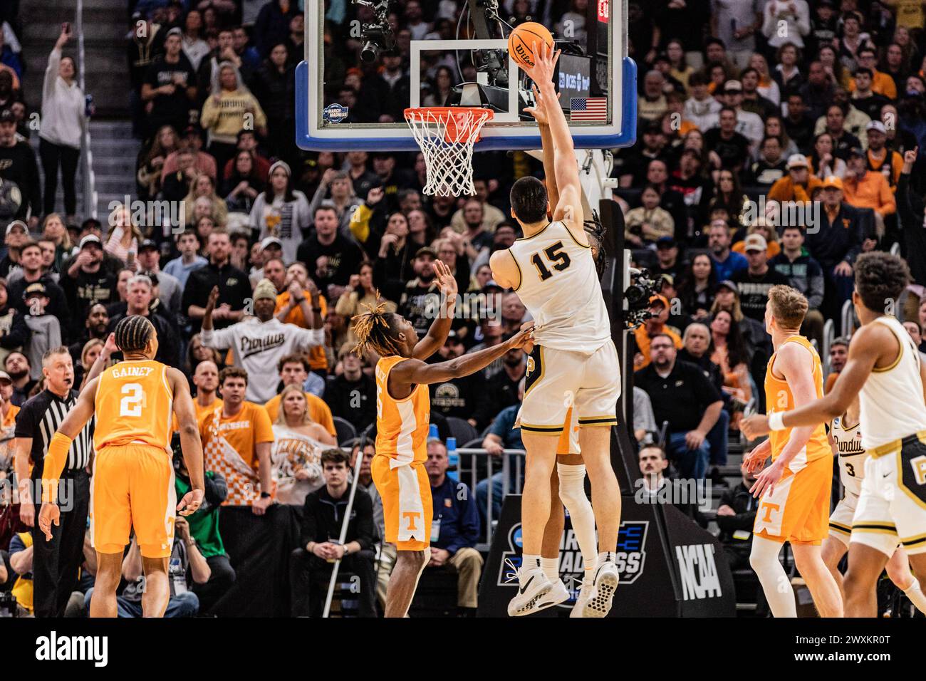 Detroit, Stati Uniti. 31 marzo 2024. Zach Edey dei Purdue Boilermakers in azione contro i Tennessee Volunteers nell'Elite Eight round del Torneo di pallacanestro maschile NCAA alla Little Caesars Arena. Punteggio finale; Purdue 72-66 Tennessee. Credito: SOPA Images Limited/Alamy Live News Foto Stock