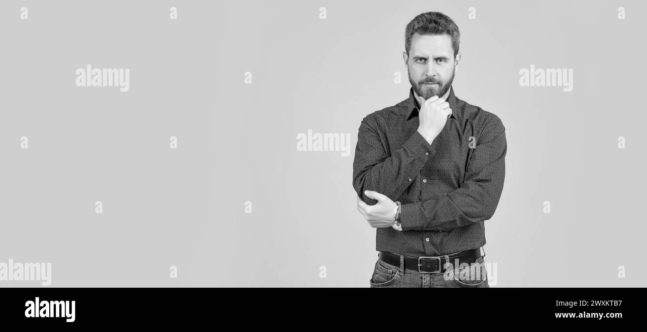 Abbigliamento per l'uomo serio. Uomo bearded pensare sfondo grigio. Aspetto serio. Sostegno del mento. Uomo volto ritratto, banner con spazio copia. Foto Stock