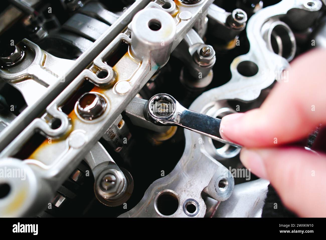 Meccanico di auto controllo e regolazione valvole del motore di auto con chiave ad anello , concetto di manutenzione del veicolo Foto Stock