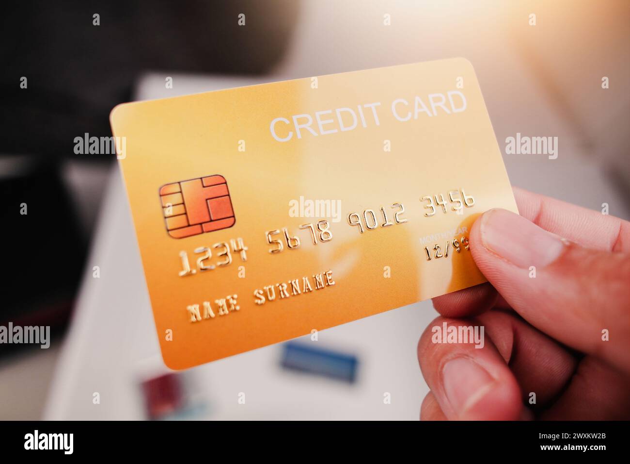 Mockup di carta di credito gialla in mano con il concetto di carta di credito o di debito solare Foto Stock
