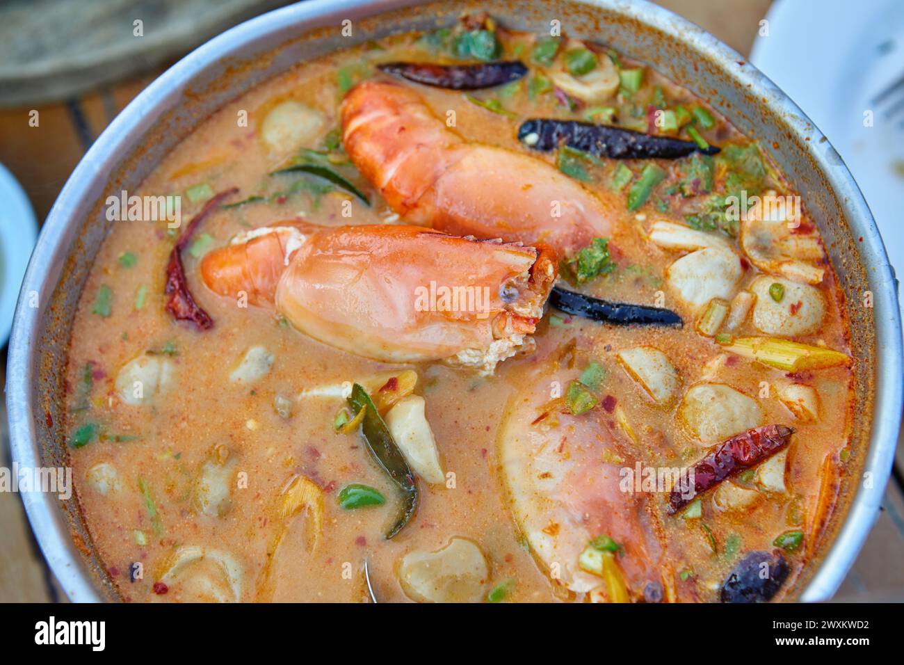 Piccante Tom Yum Goong famoso cibo tailandese con ingrediente in una ciotola Foto Stock