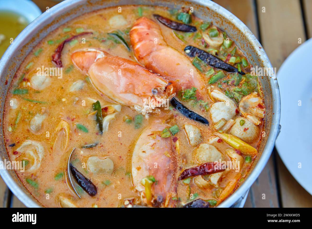Piccante Tom Yum Goong famoso cibo tailandese con ingrediente in una ciotola Foto Stock