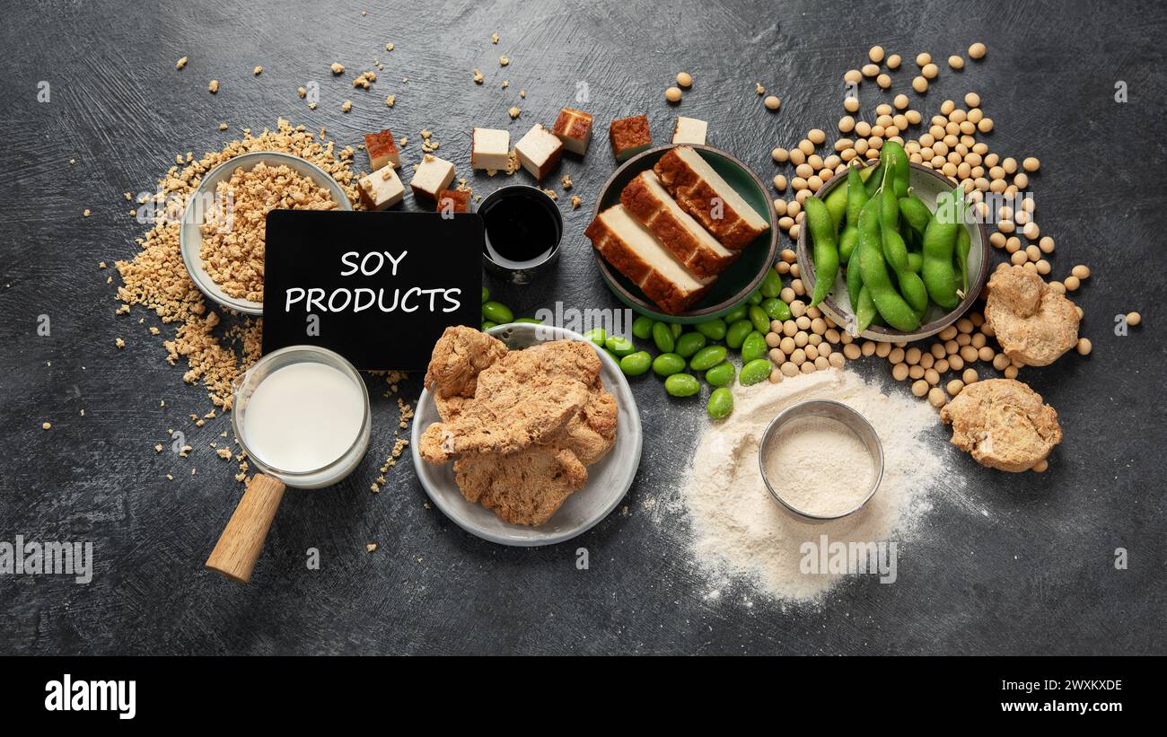 Prodotti di soia su sfondo nero. Cibo sano vegano. Vista dall'alto Foto Stock