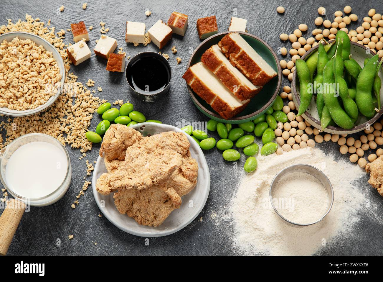 Prodotti di soia su sfondo nero. Cibo sano vegano. Vista dall'alto Foto Stock