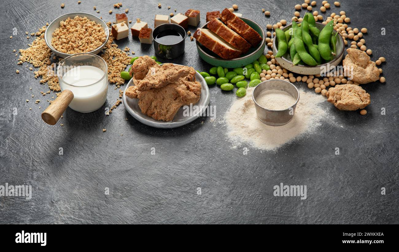Prodotti di soia su sfondo nero. Cibo sano vegano. Vista dall'alto, copia spazio Foto Stock