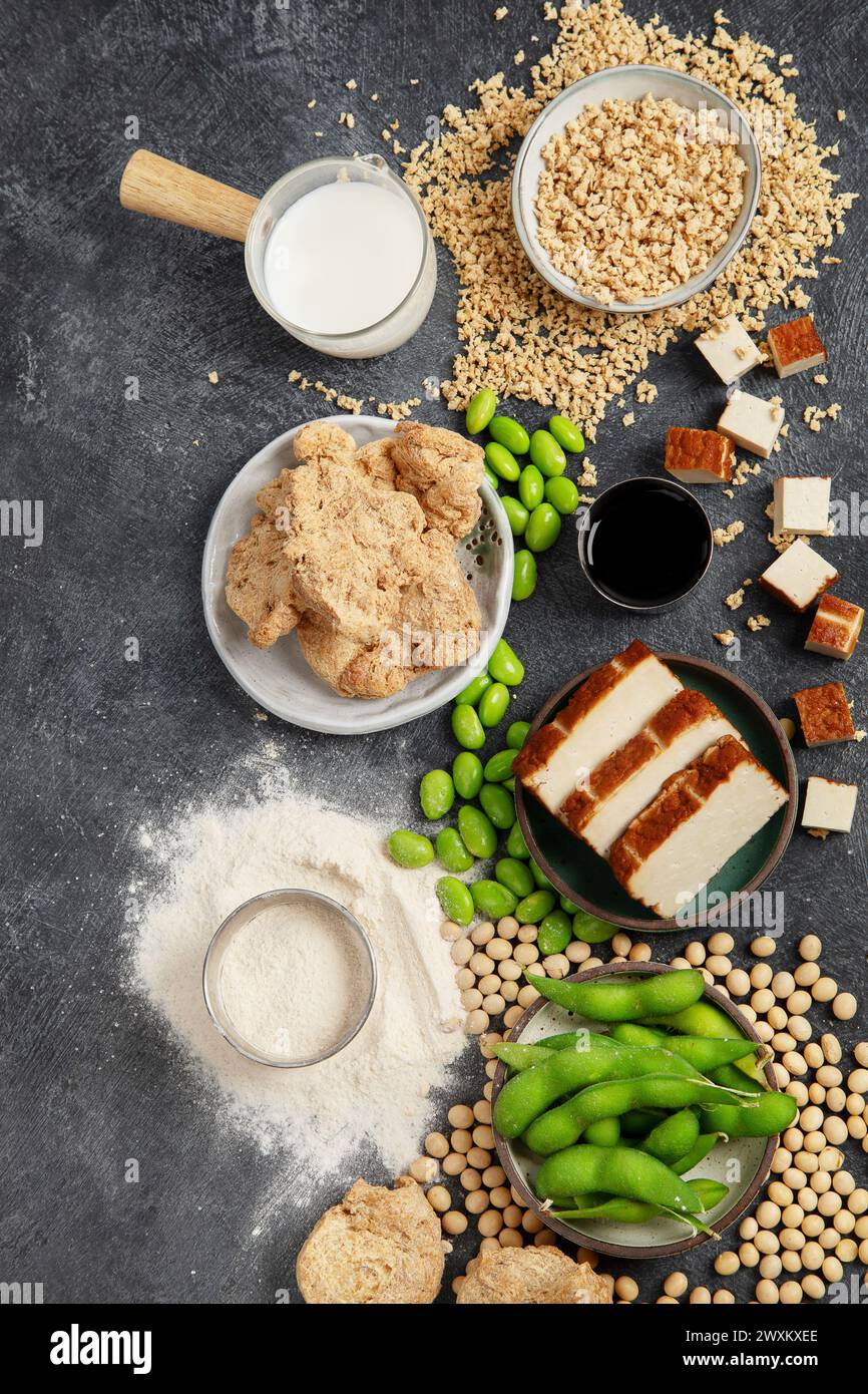 Prodotti di soia su sfondo nero. Cibo sano vegano. Vista dall'alto Foto Stock