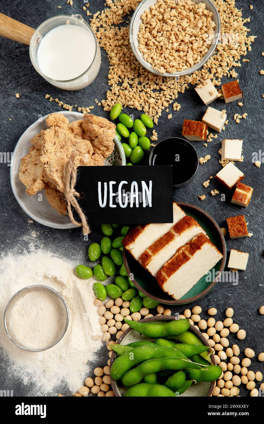 Prodotti di soia su sfondo nero. Cibo sano vegano. Vista dall'alto Foto Stock
