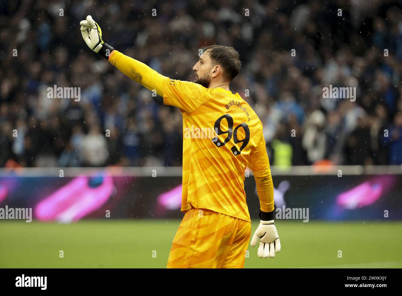 Il portiere del PSG Gianluigi Donnarumma durante la partita di campionato francese di Ligue 1 tra Olympique de Marseille (OM) e Paris Saint-Germain (PSG) il 31 marzo 2024 allo Stade Velodrome di Marsiglia, in Francia Foto Stock