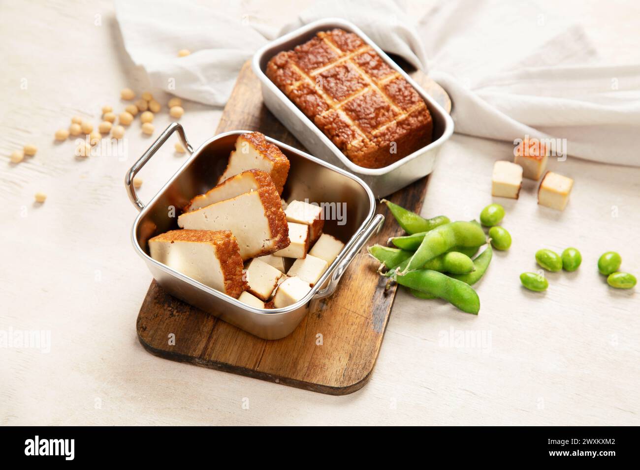 Cibo di soia. Tofu al forno su tavola, semi di soia. Prodotto vegano. Foto Stock
