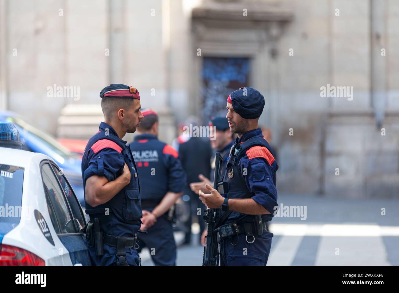 Barcellona, Spagna - 08 giugno 2018: Agenti di polizia del Mossos d'esquadra discutono con la loro auto. Foto Stock
