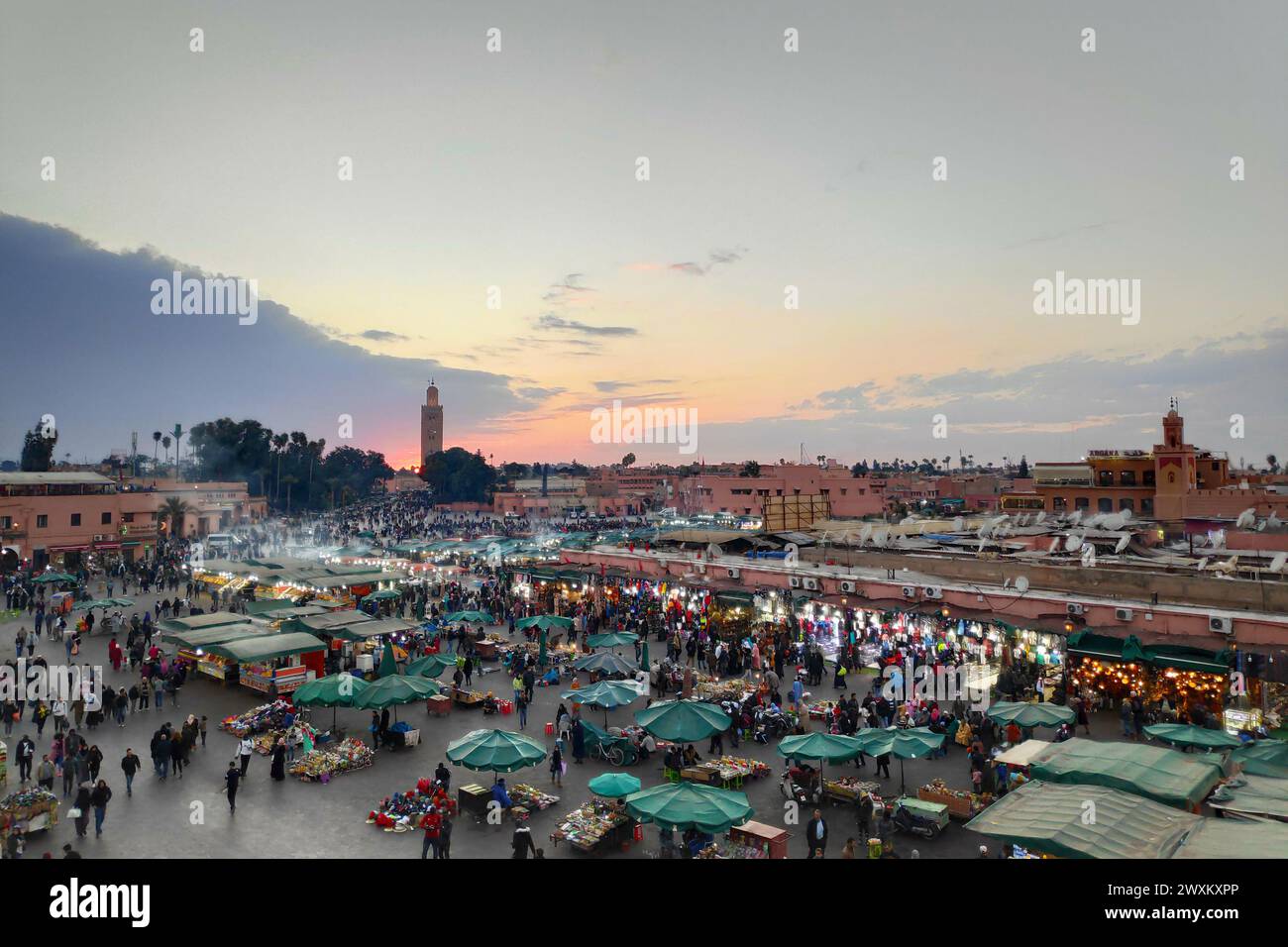 Marrakech, Marocco - 16 gennaio 2018: Jemaa el-Fnaa è una piazza e un mercato nel quartiere medina di Marrakech (città vecchia). Rimane la piazza principale Foto Stock