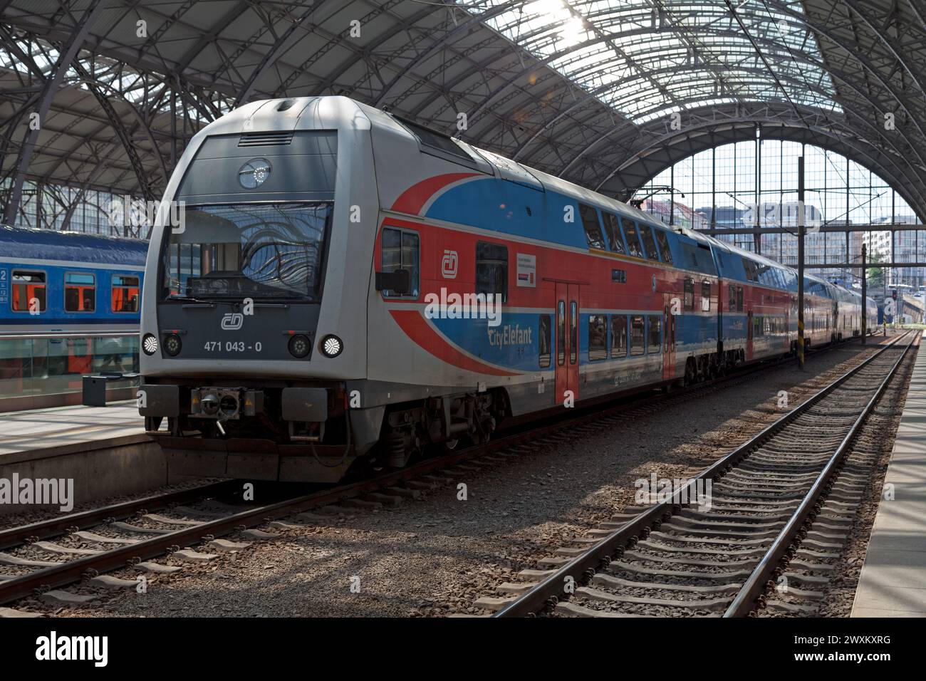 Praga, Repubblica Ceca - 16 giugno 2018: Il ČD Class 471 (noto anche come CityElefant) è un treno suburbano di proprietà di České dráhy. In attesa del suo passeggero a Praga c Foto Stock