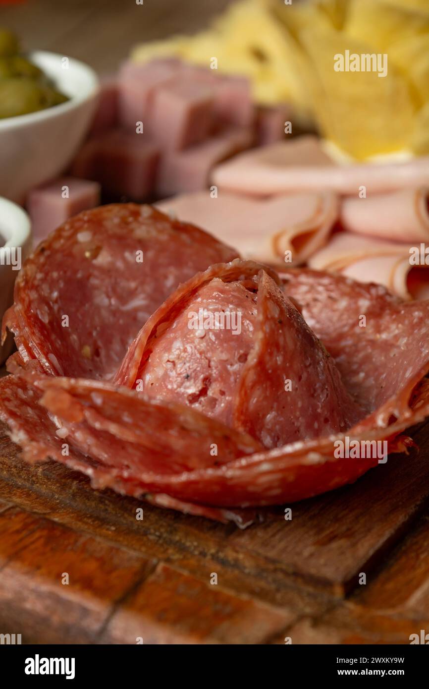 Un piatto di carni assortite, sottaceti e formaggi Foto Stock
