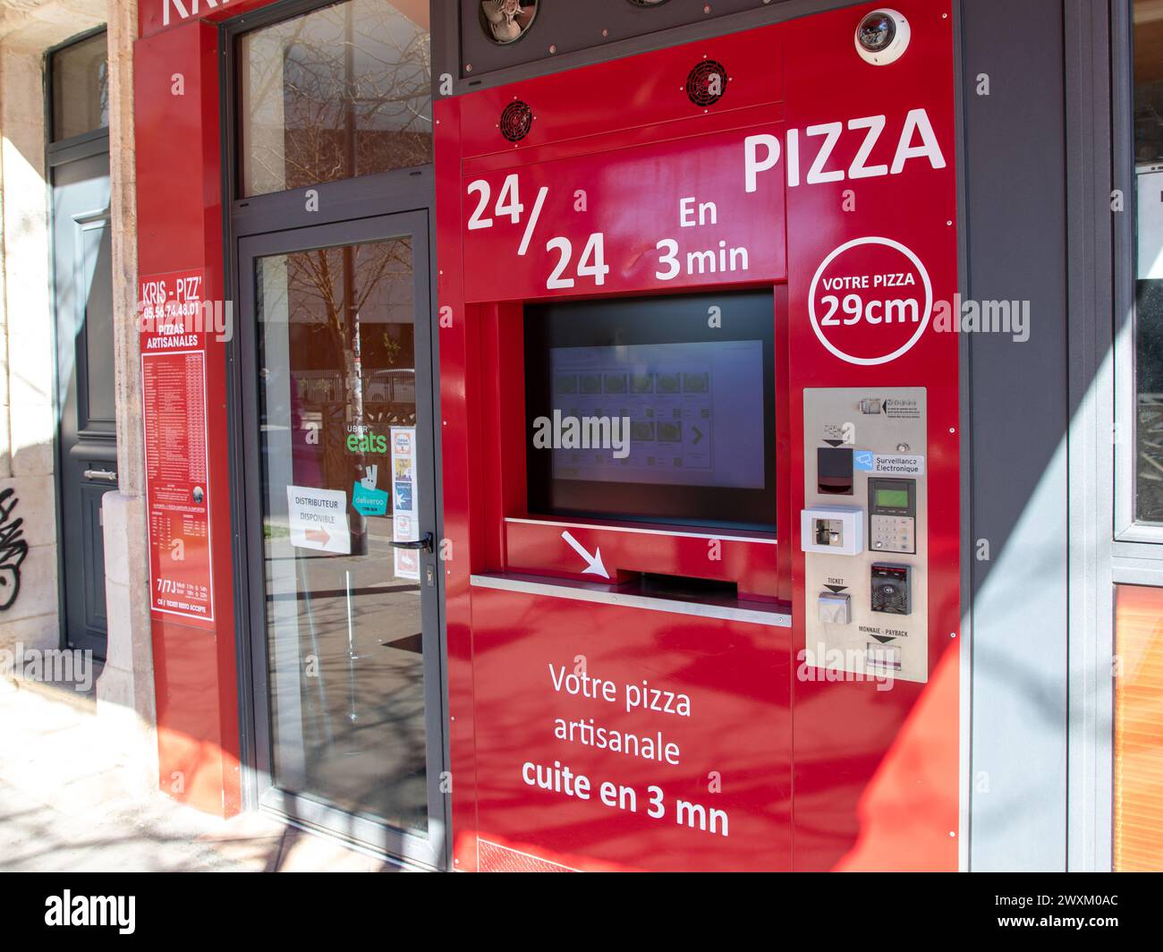 Bordeaux , Francia - 03 26 2024 : marchio pizza e sigla Express distributore automatico di pizze fresche automatiche distributori automatici Foto Stock