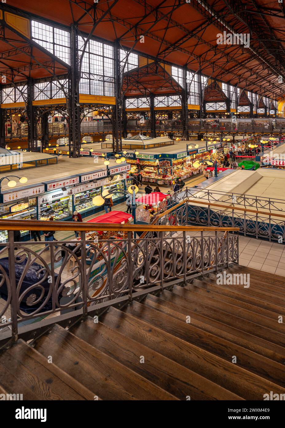 03.10.24. Budapest, Ungheria. Il Great Market Hall o il Central Market Hall, un edificio storico che ospita il più antico e grande mercato coperto di Bu Foto Stock