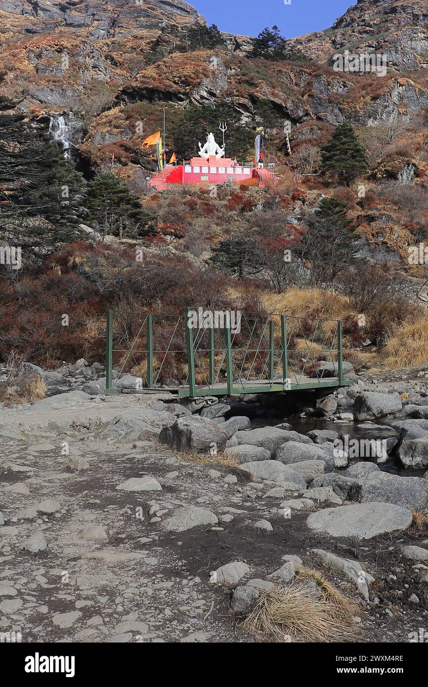 statua e tempio di lord shiva, paesaggio alpino panoramico, remota area di campagna del sikkim, circondata dalle montagne dell'himalaya, vicino al confine indo-sino Foto Stock