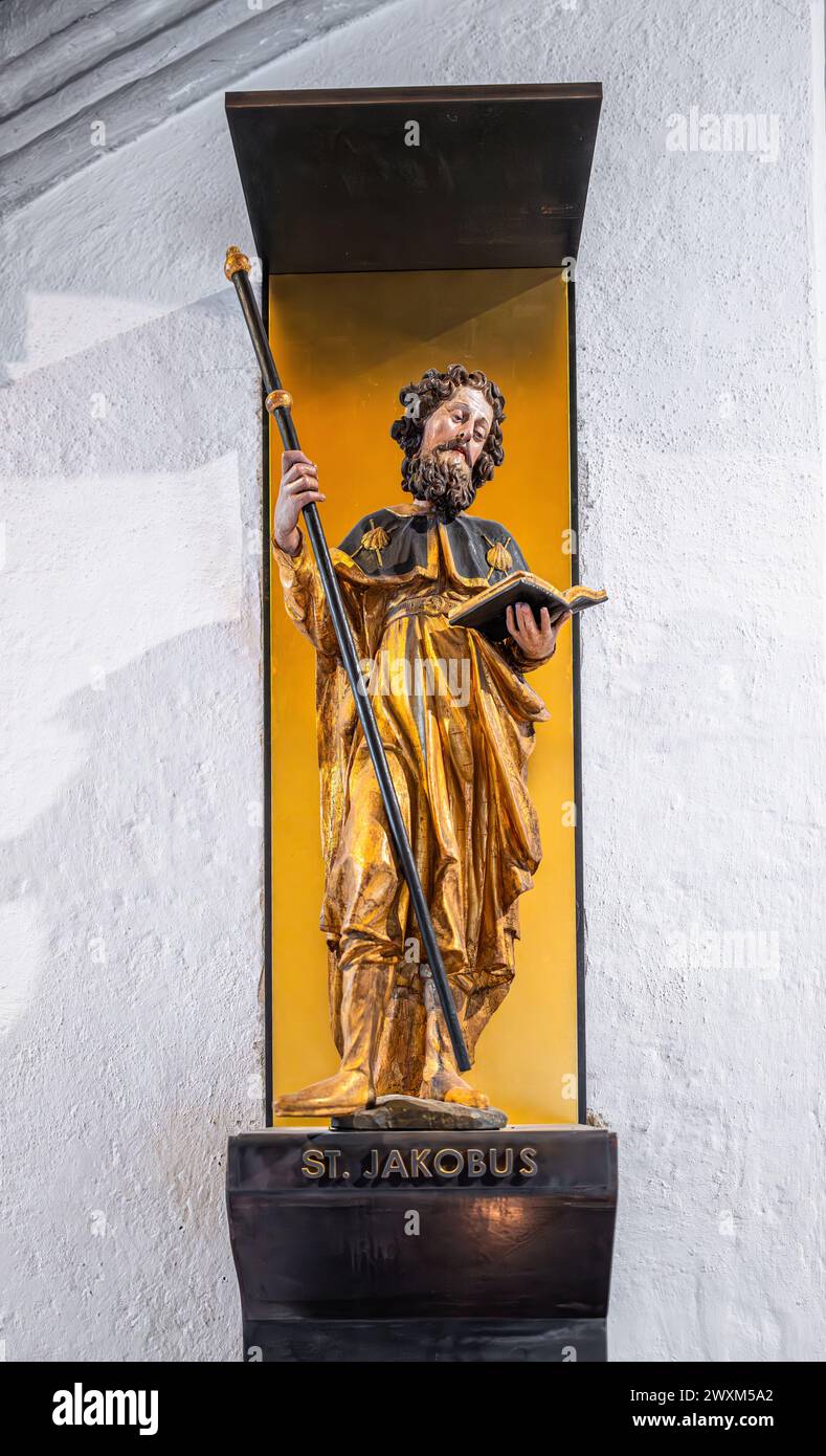 Wasserburg am Inn, Germania - 13 marzo 2024: Statua di San Giacomo nella chiesa parrocchiale di Wasserburg am Inn Foto Stock