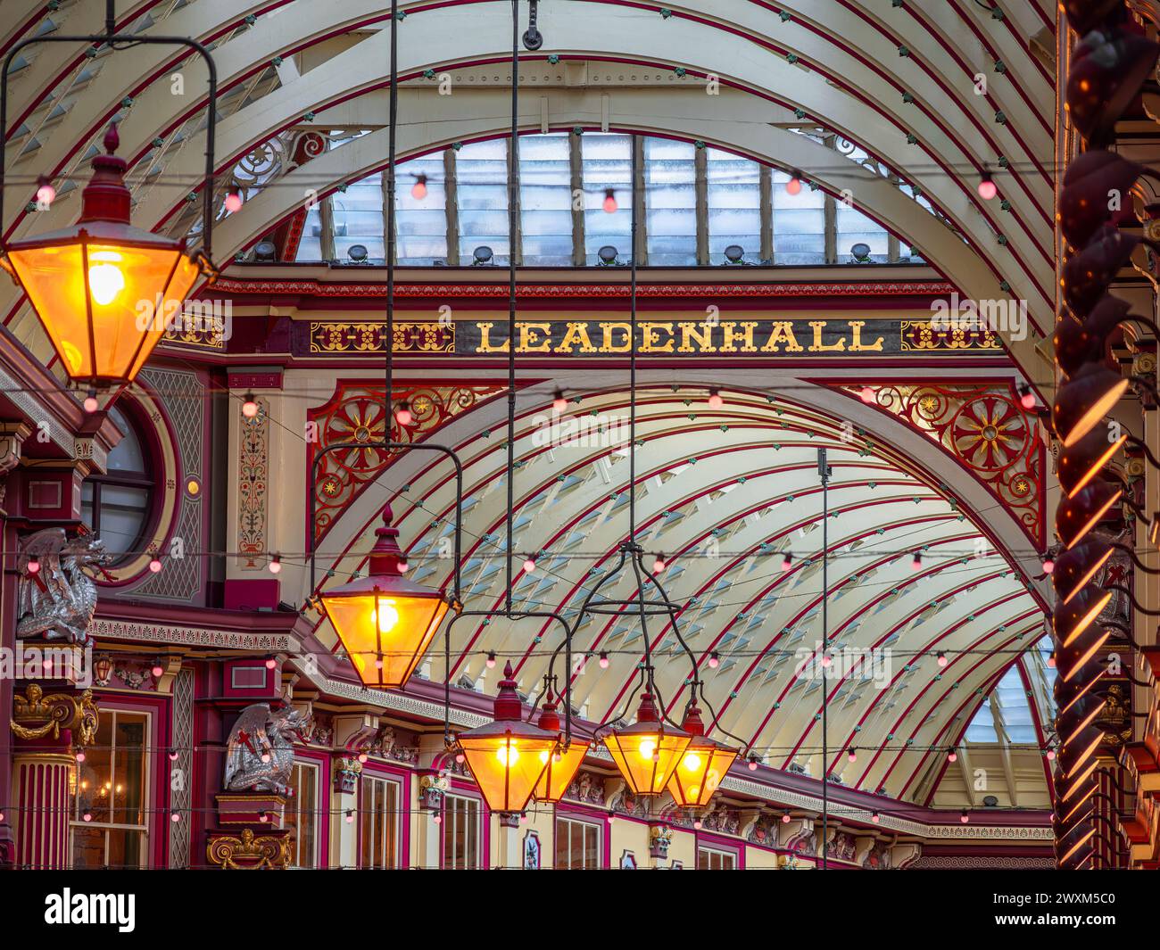 Splendida e colorata architettura vittoriana del mercato di Leadenhall risalente al 1321 e situato nel centro della Londra romana. Foto Stock