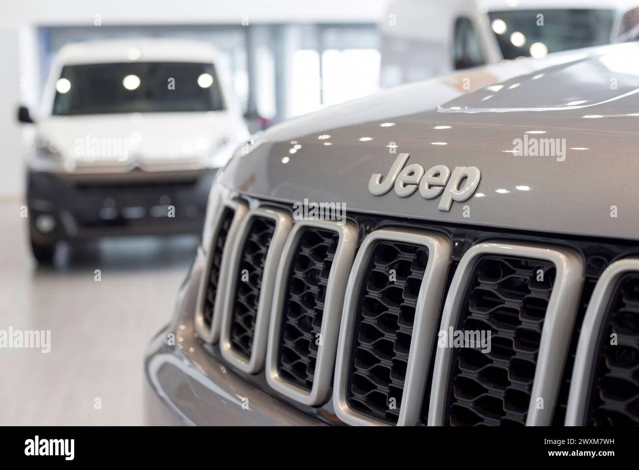 Russia, Izhevsk - 4 marzo 2022: Showroom Jeep. Logo Jeep su un paraurti del nuovo Grand Cherokee. Alleanza Stellantis. Trasporto moderno. Marchio famoso. Foto Stock