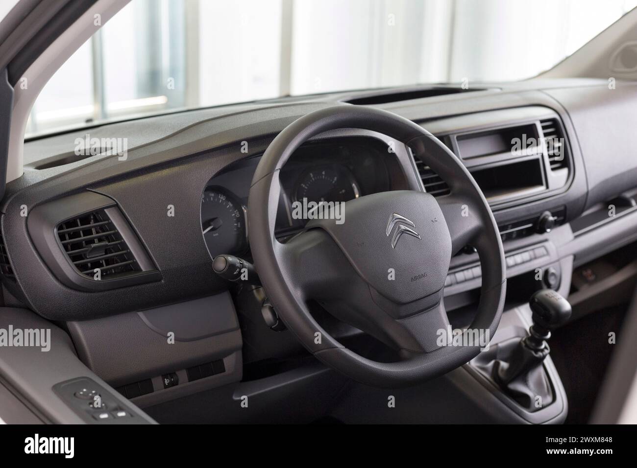 Russia, Izhevsk - 4 marzo 2022: Showroom Citroen. Interni del nuovo minivan Jumpy con trasmissione meccanica. Veicolo commerciale. Trasporto moderno. Foto Stock