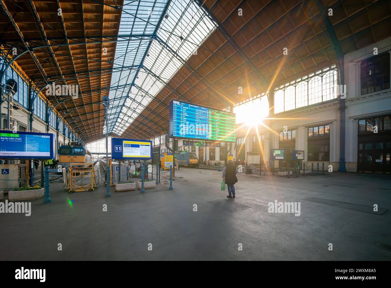 03.20.24. Budapest, Ungheria. Foto documentarie sulla stazione ferroviaria Ovest di Budapest, Ungheria. Inclusi passanti, orario, treni e archi Foto Stock