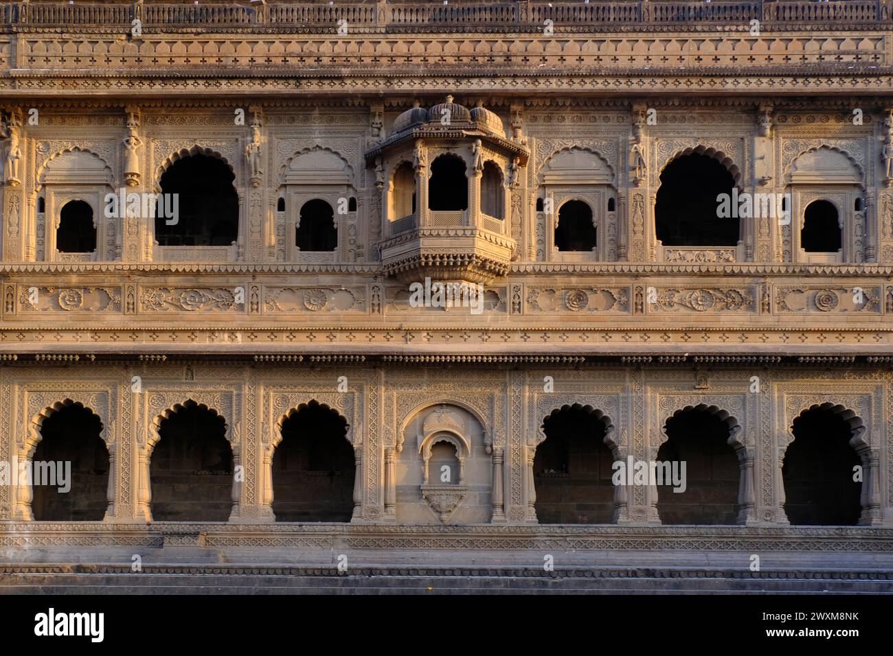 24 febbraio 2024, Vista esterna del caratteristico forte turistico di Maheshwar nel Madhaya pradesh in India. Questo monumento si trova sulle rive del Narmada Foto Stock