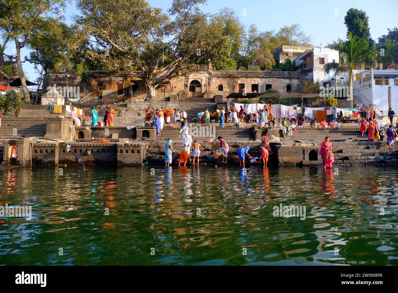 24 febbraio 2024, Vista esterna del caratteristico forte turistico di Maheshwar nel Madhaya pradesh in India. Questo monumento si trova sulle rive del Narmada Foto Stock