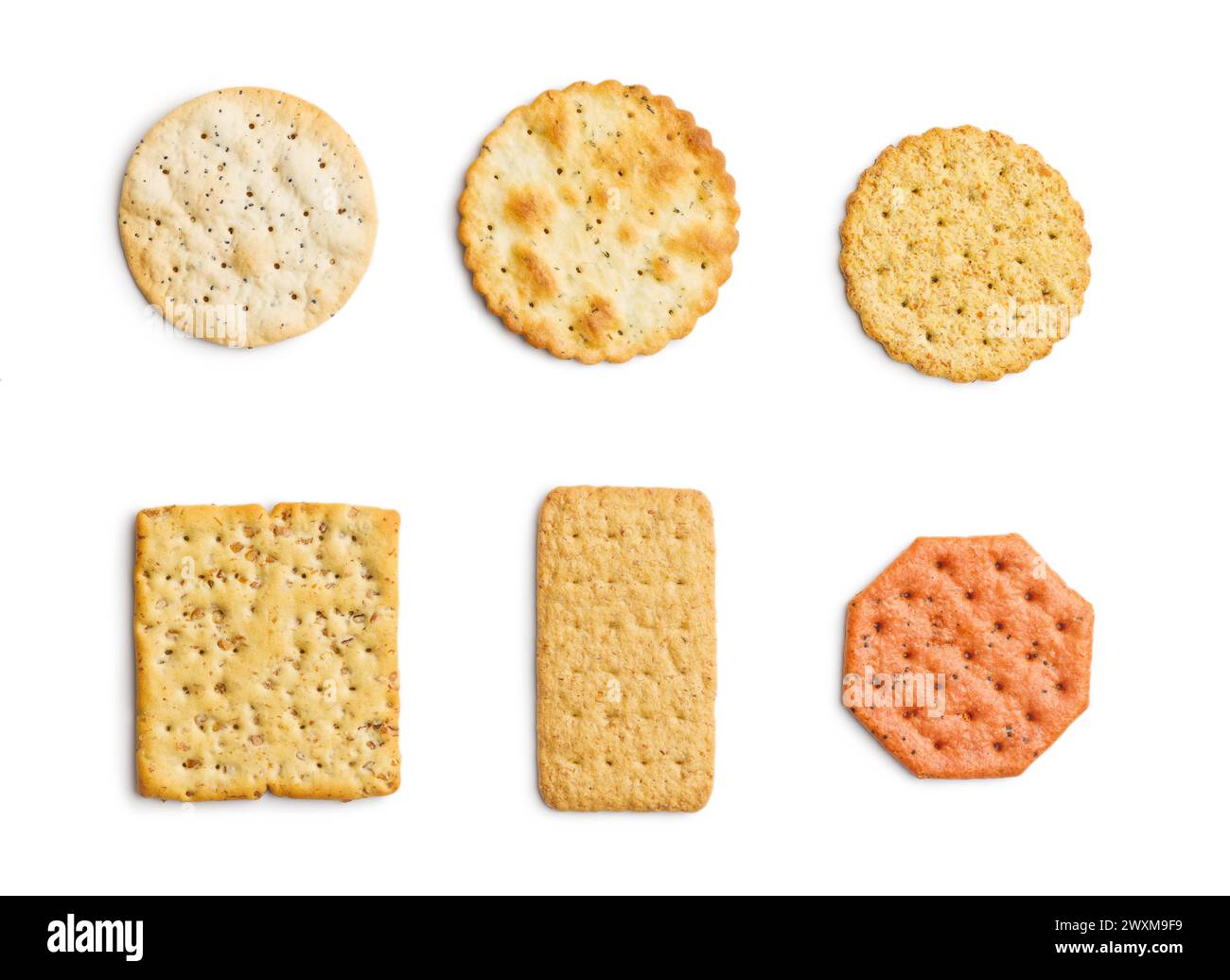Una selezione di vari cracker disposti in linea retta sullo sfondo bianco. Foto Stock