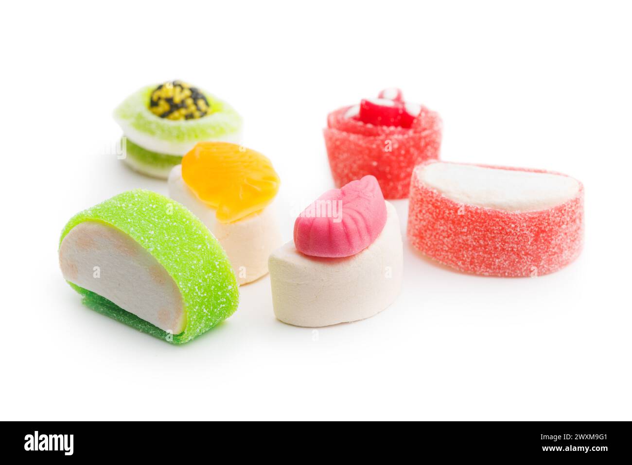 Dolci caramelle sushi isolate su sfondo bianco. Foto Stock