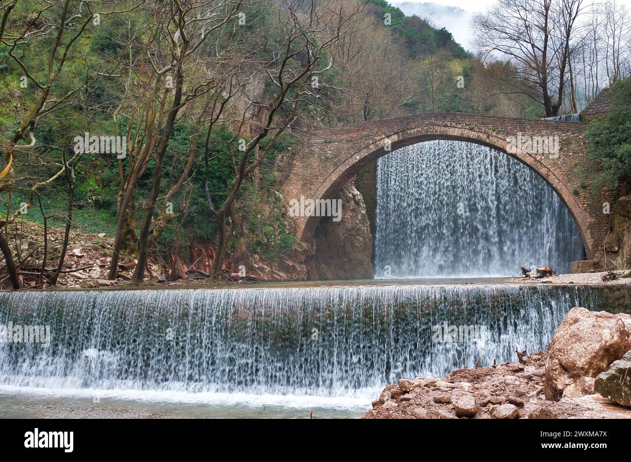 Fu costruito intorno al 1550 e collegava il villaggio di Pyli e i villaggi circostanti con l'area di Aspropotamos. è un ponte di pietra ad arco singolo Foto Stock