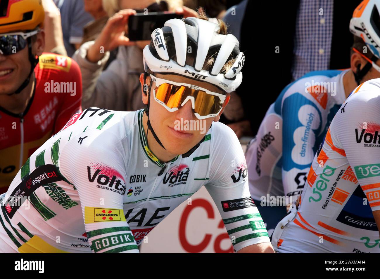Il Tadej Pogacar Slovenia UAE Team Emirates detiene il vantaggio competitivo (verde) punti e maglie a strisce di montagna (rossa), Foto Stock