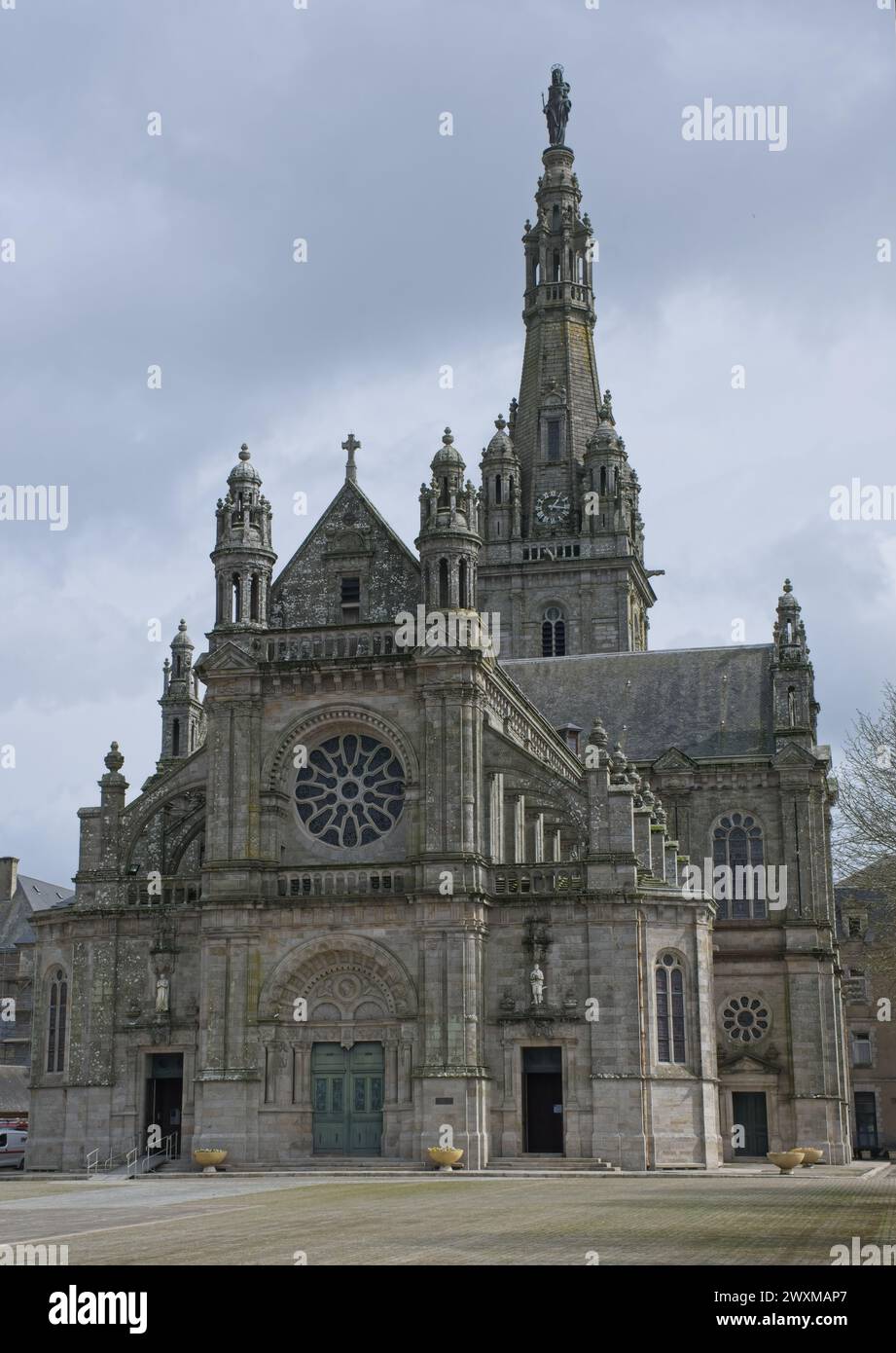 Sainte Anne d'Auray, Francia - 27 marzo 2024: Santuario e basilica di Sainte Anne d'Auray. Nuvoloso giorno primaverile. Messa a fuoco selettiva Foto Stock