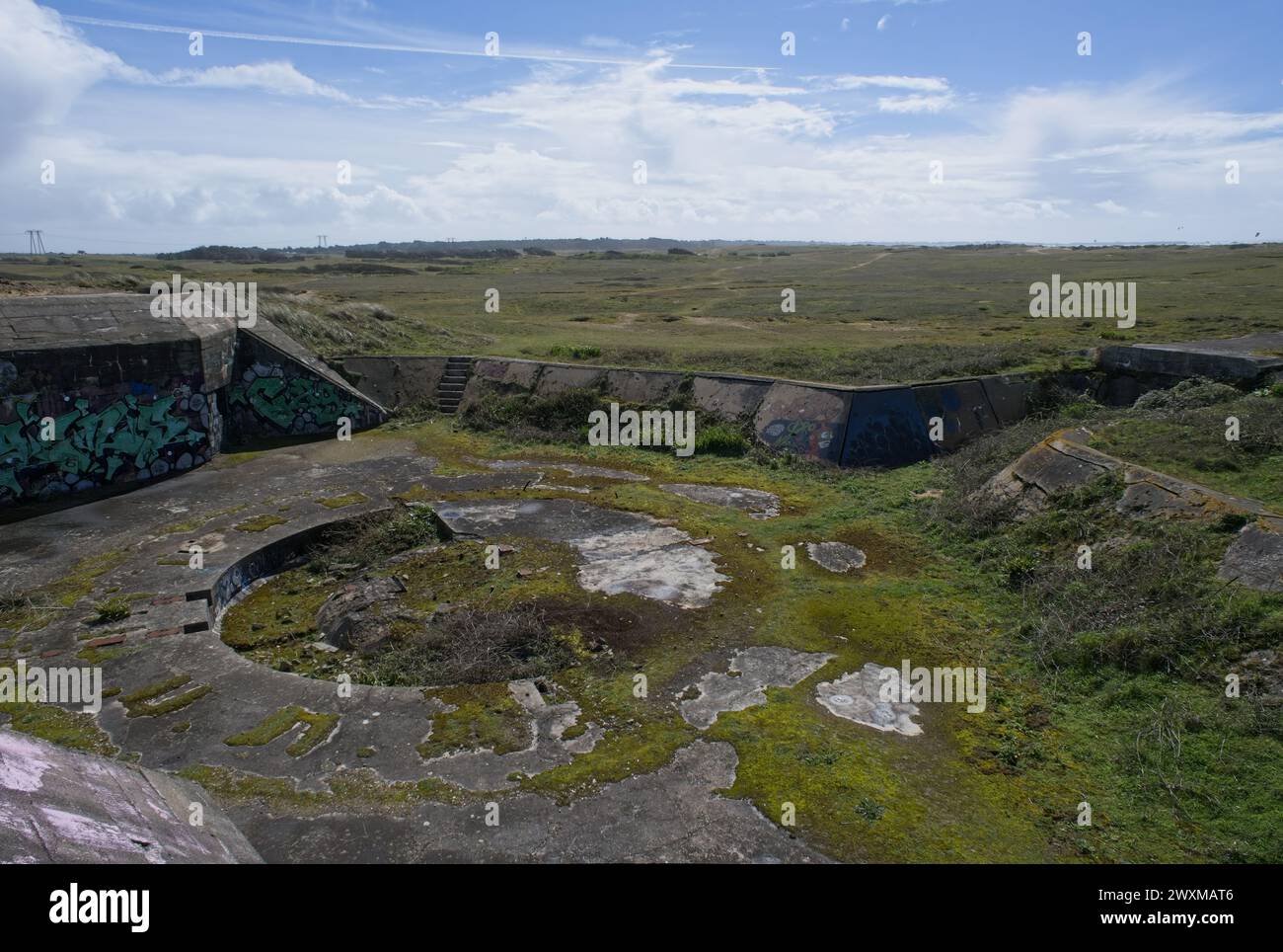 Plouharnel, Francia - 29 marzo 2024: Batteria Vannes Coastal Defense. Copre la penisola di Quiberon e il Golfo di Morbihan. Giorno di primavera. Foto Stock