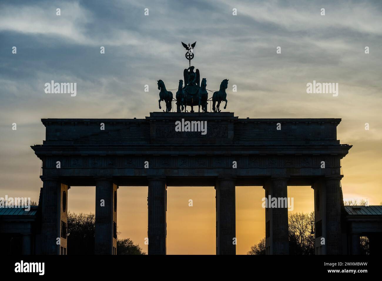 Berlino, Germania. 31 marzo 2024. La porta di Brandeburgo mentre il sole tramonta sulla città la domenica di Pasqua. Crediti: Guy Bell/Alamy Live News Foto Stock