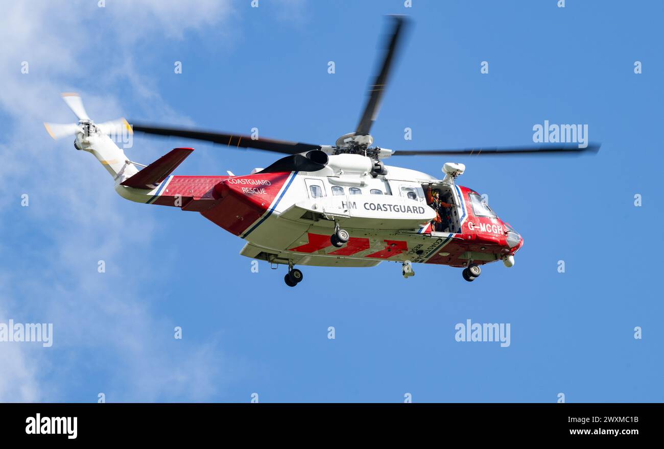 Sikorsky S-92A HM Coastguard SAR elicottero in una missione di salvataggio insieme allo Swaledale Mountain Rescue per assistere a una vittima nello Yorkshire Dales, U Foto Stock