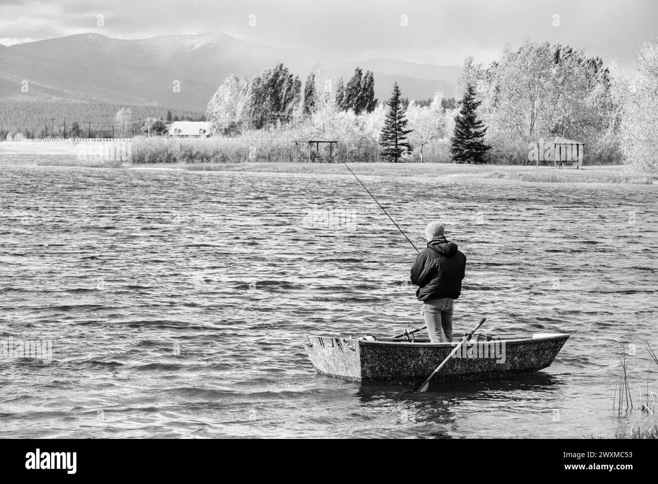 Pescatore solo in barca sul lago Frenchtown, Montana Foto Stock