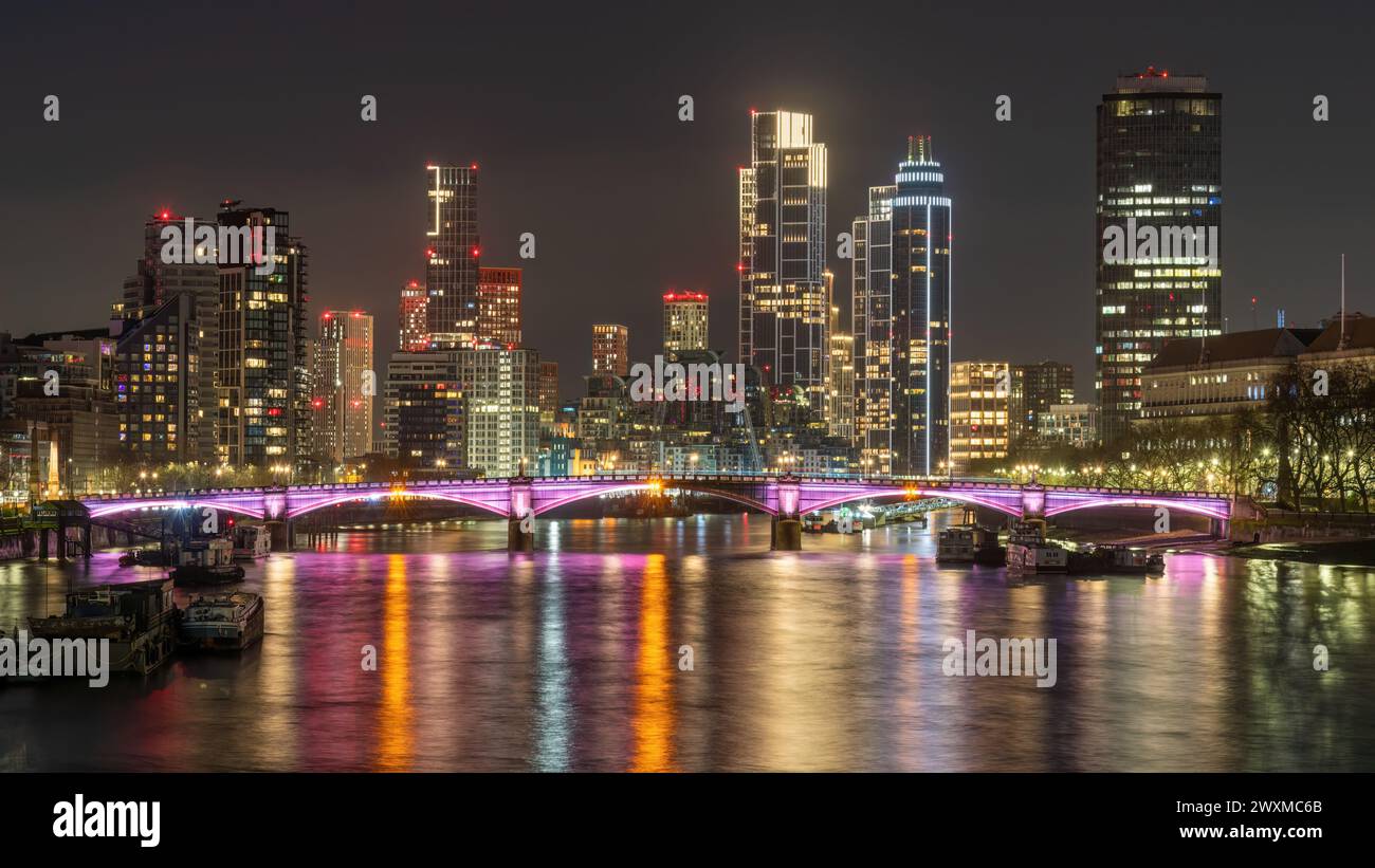 Una vista del Lambeth Bridge dal Westminster Bridge, Londra, Inghilterra Foto Stock