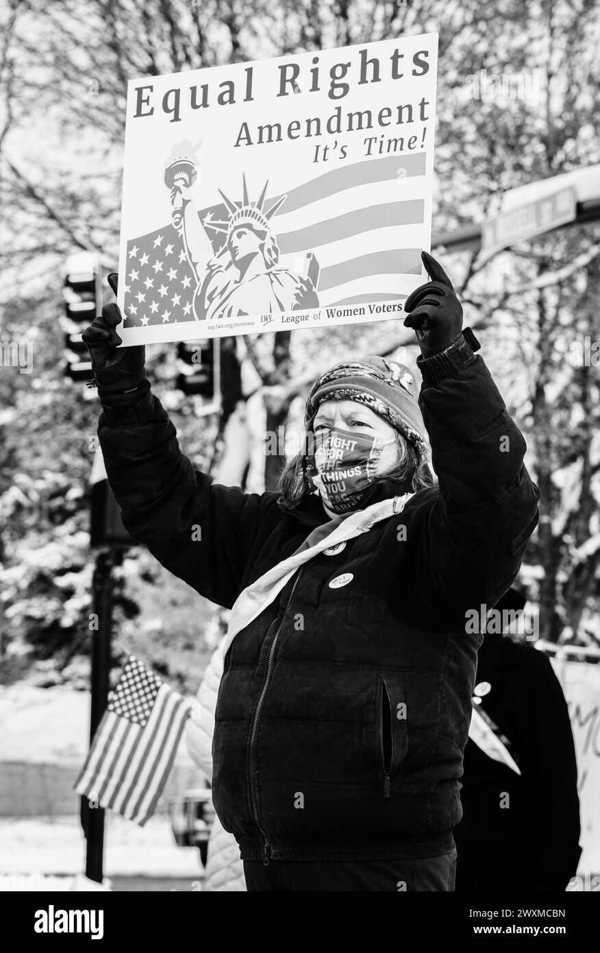 Attivista per i diritti di voto delle donne in una giornata invernale a Missoula, Montana Foto Stock