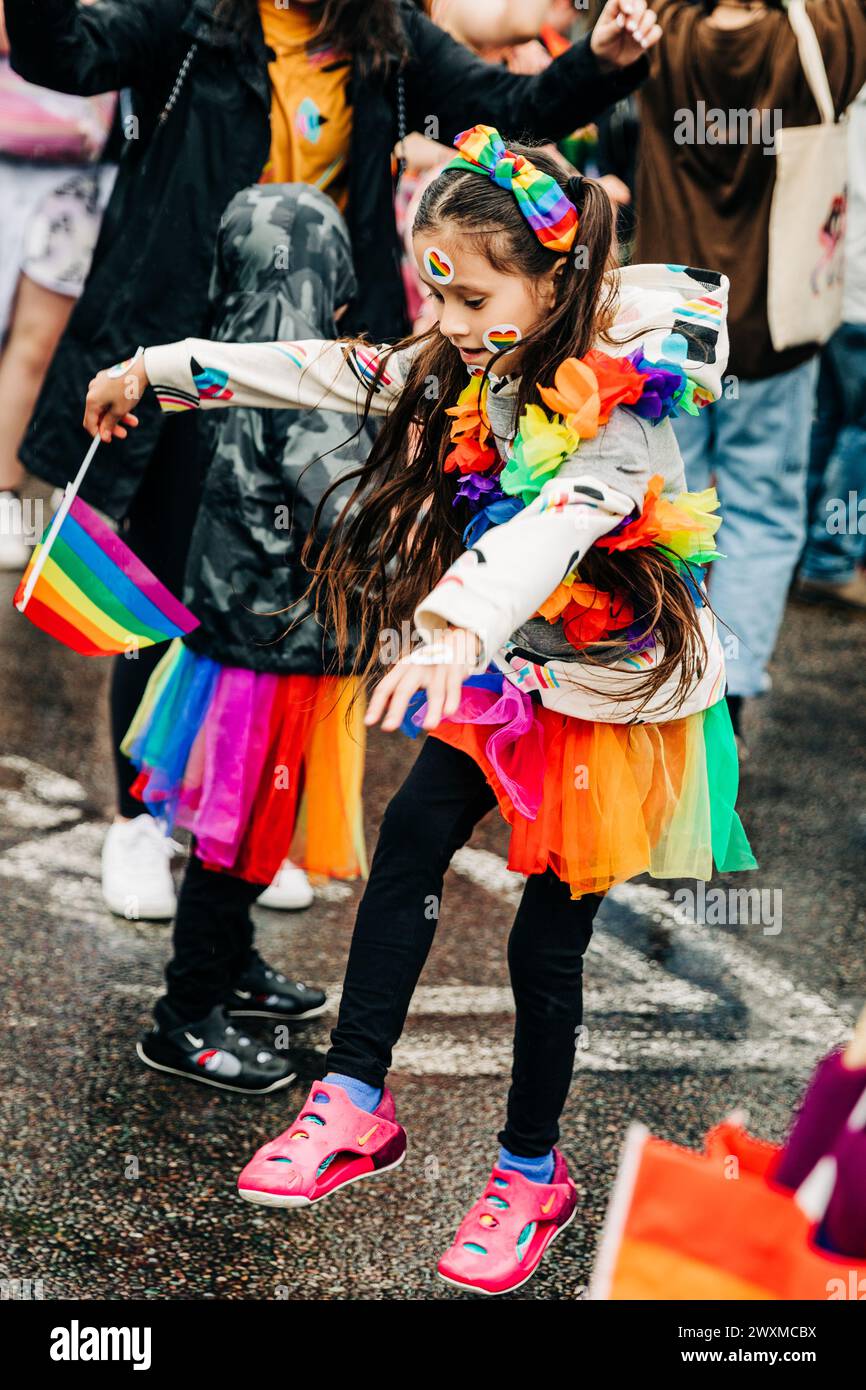 Bambina che balla per festeggiare il Missoula Gay Pride Foto Stock