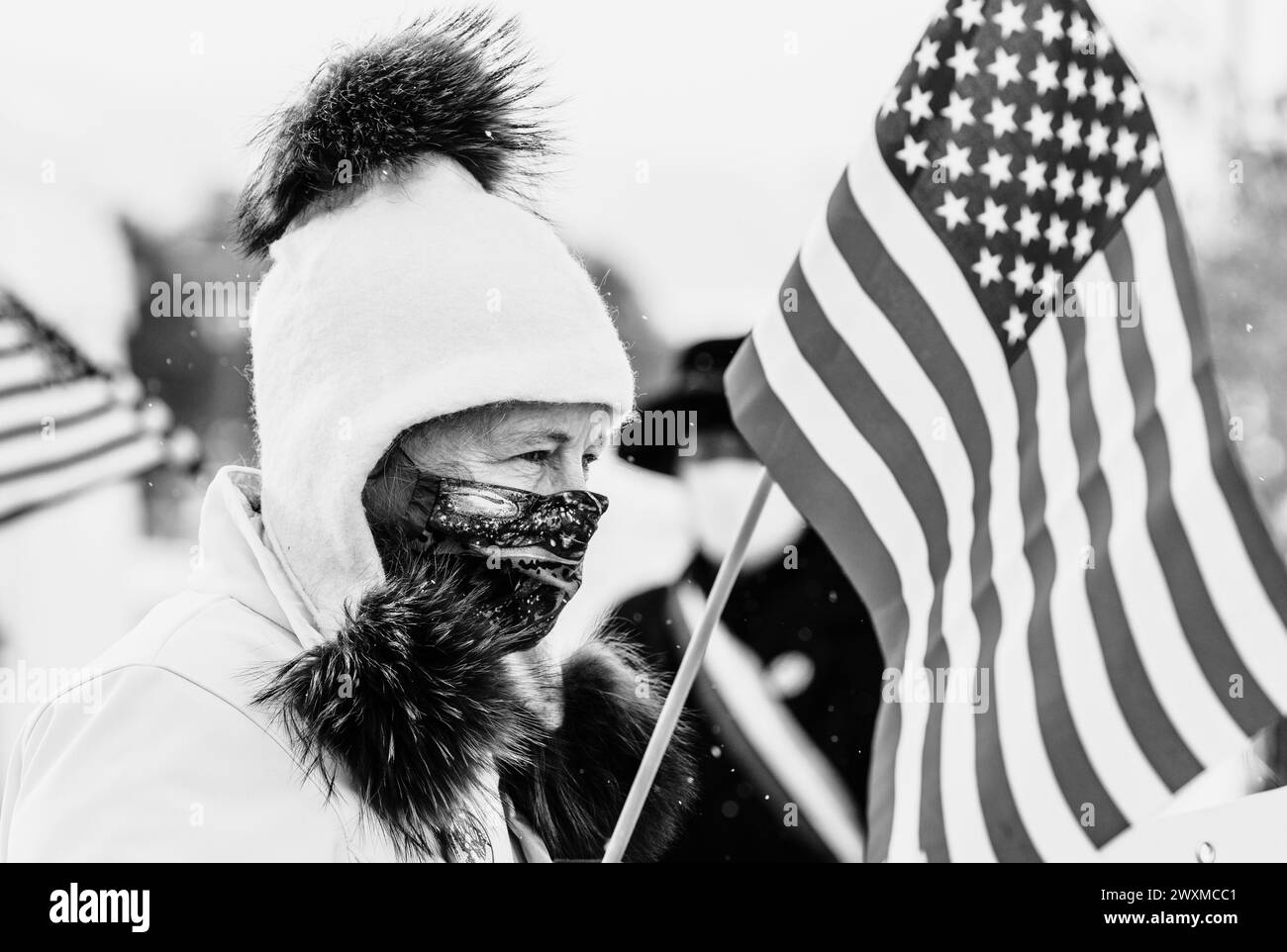Attivista per i diritti di voto delle donne in una giornata invernale a Missoula, Montana Foto Stock