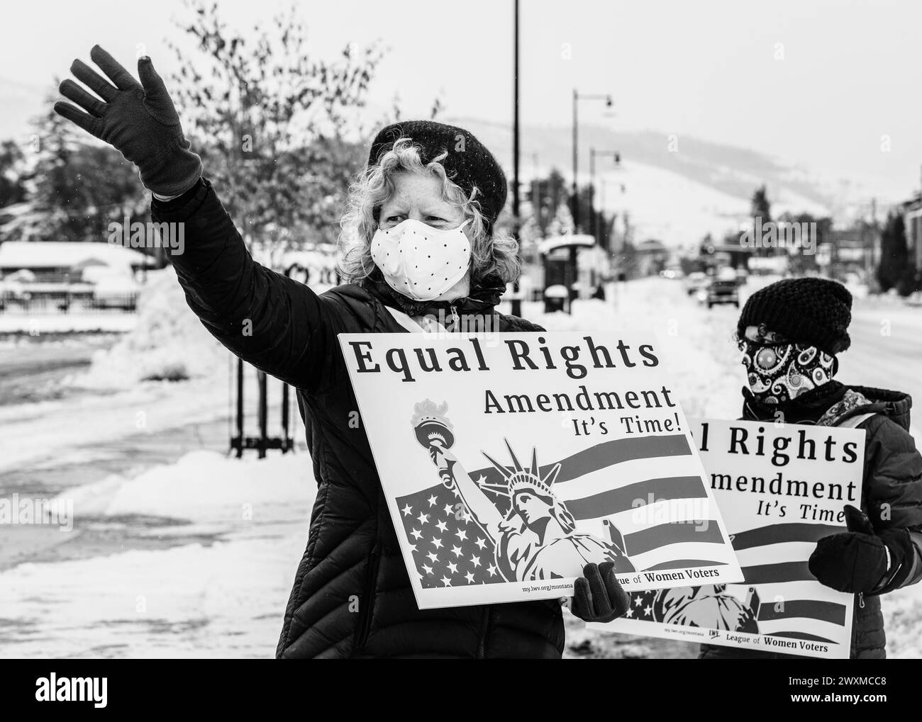 Attivisti per i diritti di voto delle donne in una giornata invernale a Missoula, Montana Foto Stock