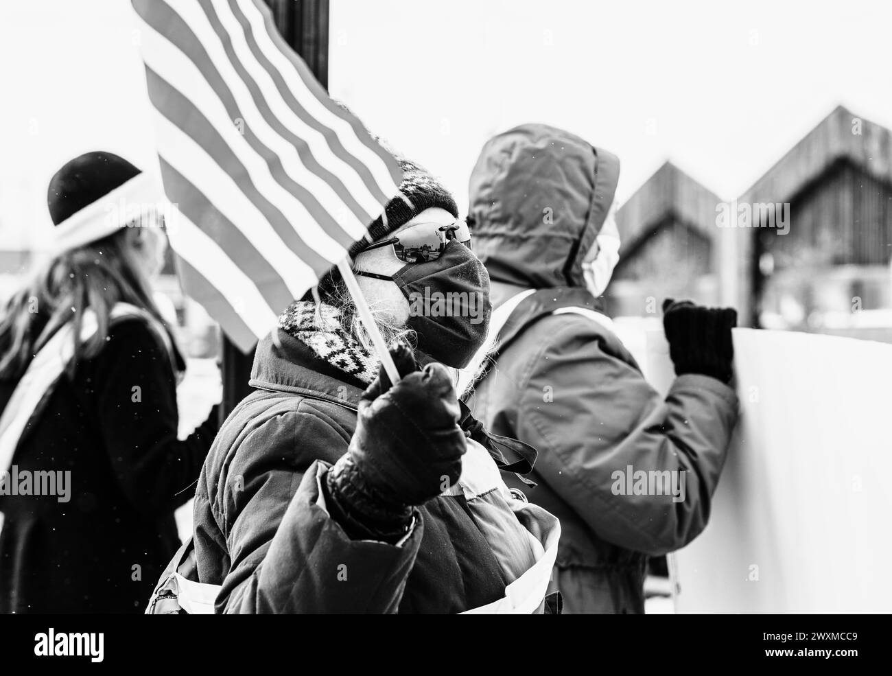 Attivisti per i diritti di voto delle donne in una giornata invernale a Missoula, Montana Foto Stock