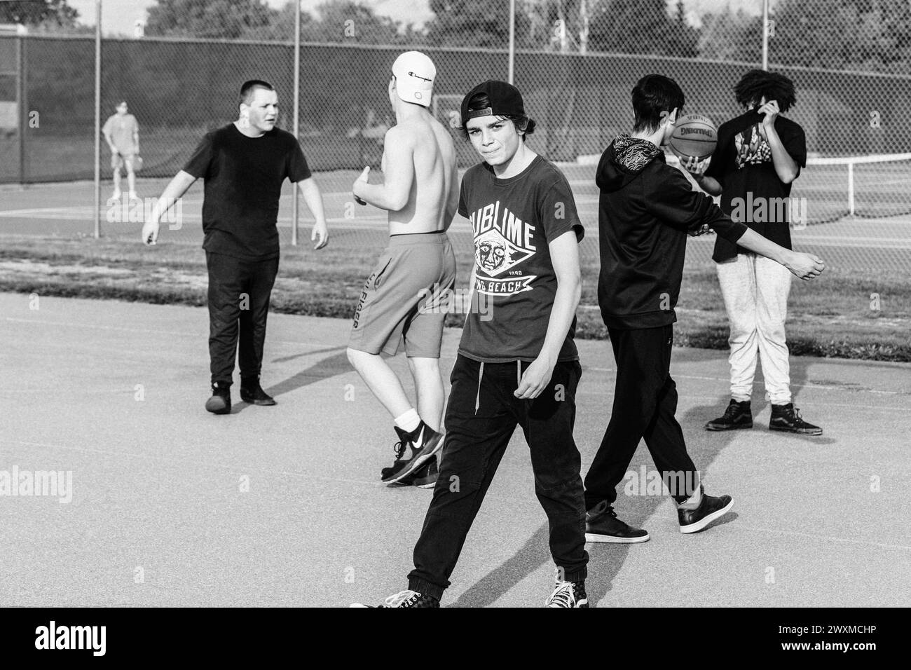 Foto in bianco e nero di giovani ragazzi sul campo da basket Foto Stock