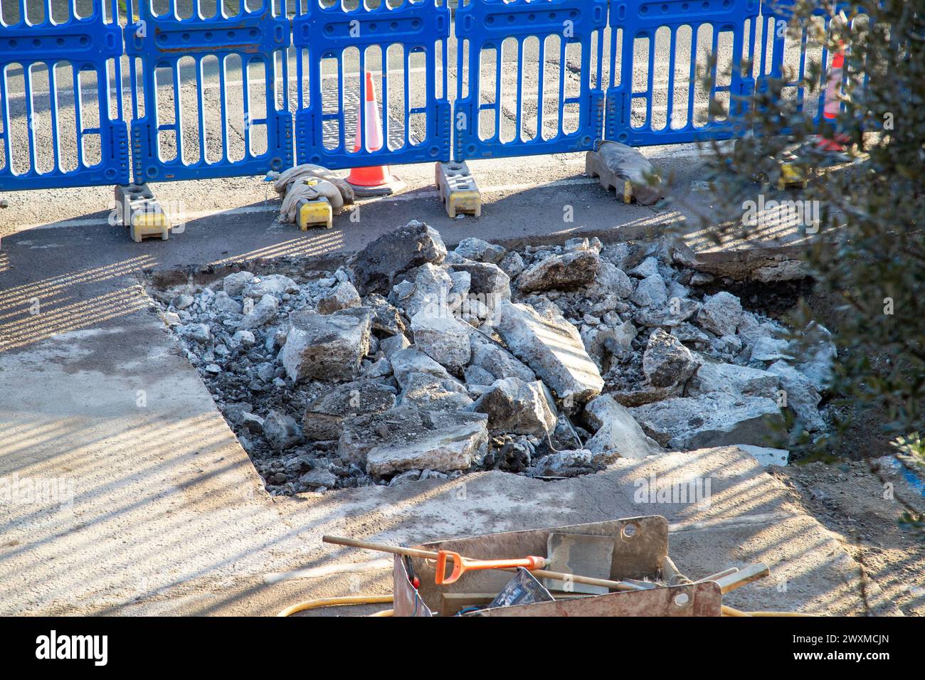 Costruzione su una strada con il calcestruzzo rotto Foto Stock